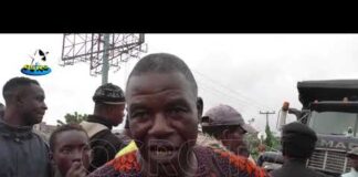 Scores escape death in Akure after trailer lost control