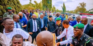 Happening now….Road carnage: Vp Osinbajo rescues accident victims enroute owo.